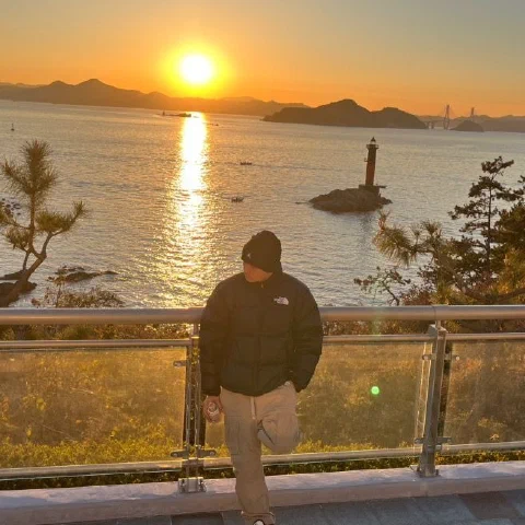 YANGLEE frente al mar al atardecer